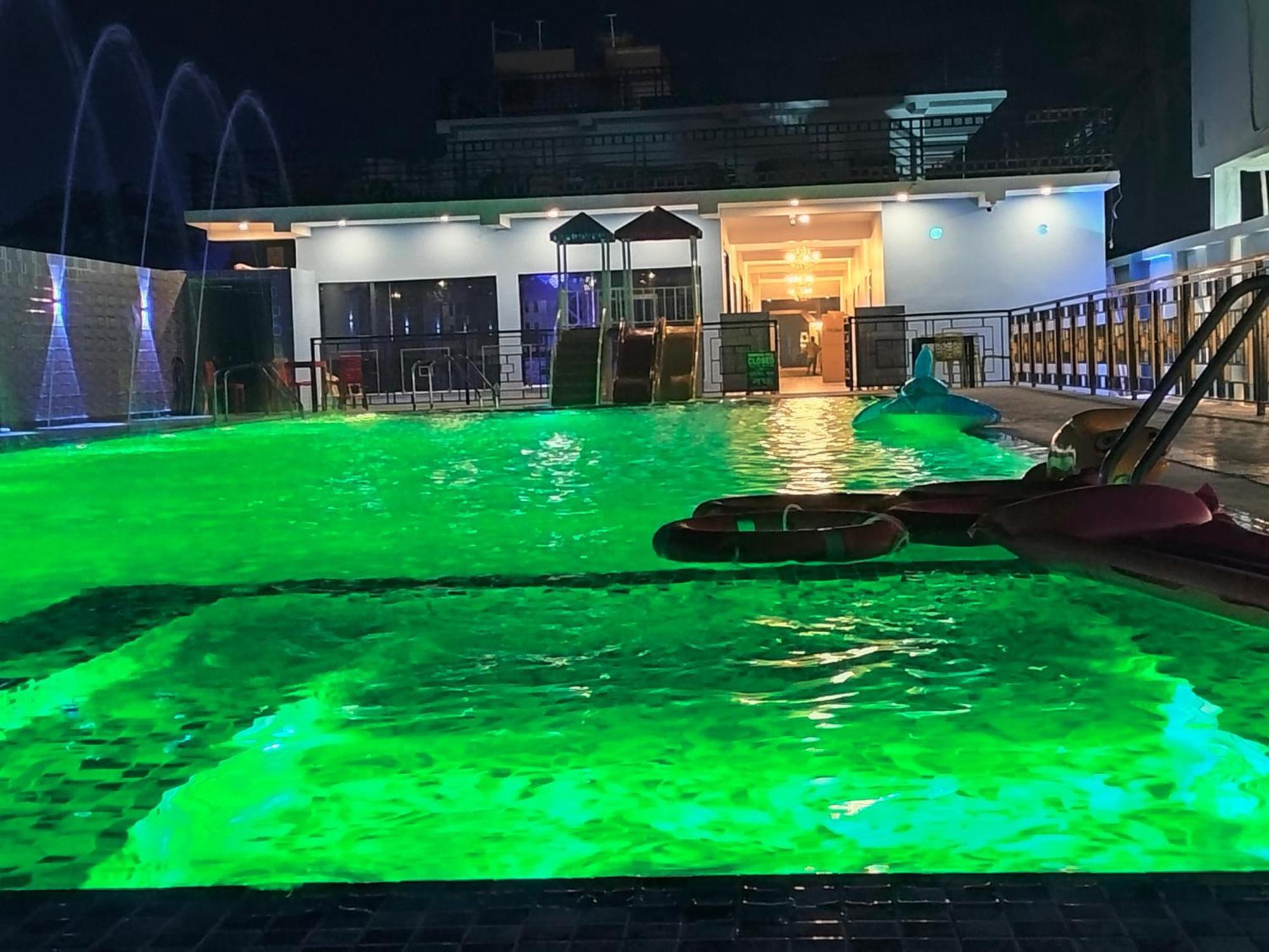 מנדרמוני The Pelican Beach Resort מראה חיצוני תמונה